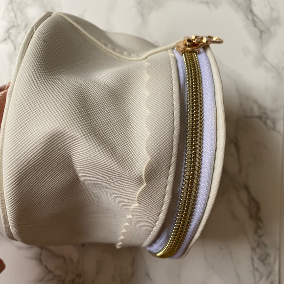 Small circular bag with zipper! Selfie prep kit . Use as a cosmetic bag or other - Picture 5 of 5